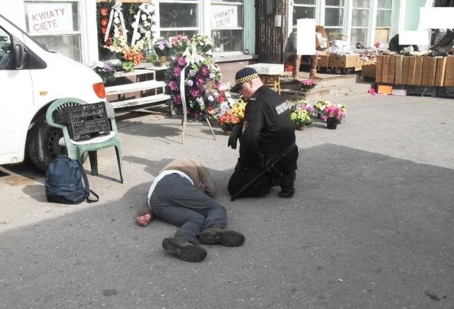 Mężczyzna leżał na chodniku przy ul. Jurowieckiej w Białymstoku. Miał zakrwawioną głowę. Najwyraźniej potrzebował pomocy.