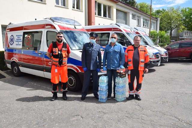 „Czerwona Mila” pomaga! Funkcjonariusze Zakładu Karnego w Koszalinie nie tylko dzielą się krwią. Pomagają seniorom, wspierają akcje charytatywne, a w walce z koronawirusem wsparli koszalińskich ratowników.