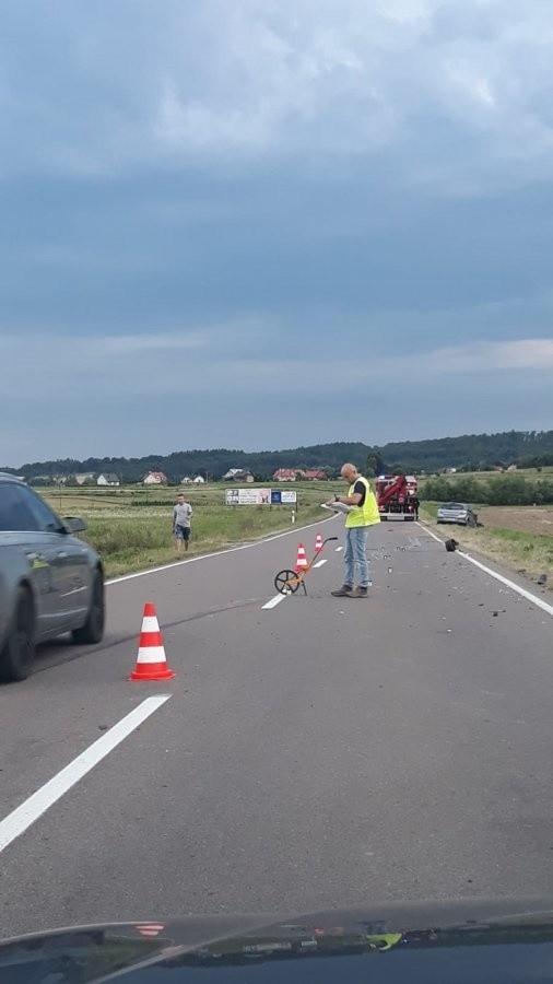 Wypadek w Korytnikach. Jedna osoba trafiła do szpitala [ZDJĘCIA INTERNAUTY]