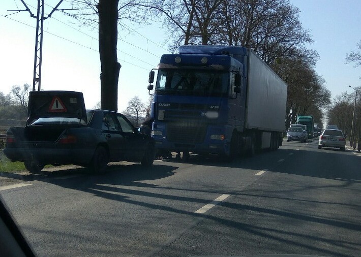 Tir blokował ruch na ul. Kosmonautów [ZDJĘCIA]