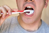 Zgrzytanie zębami. Co to jest bruksizm i jak podstępnie niszczy zęby? Przyczyny i leczenie zgrzytania zębami
