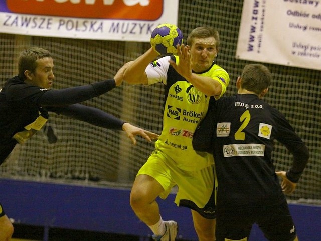 Mariusz Kalisz (z piłką) znów zagra w ekipie z Zawadzkiego.