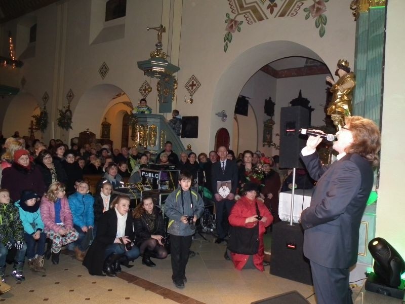 Koncert odbywał się w wypełnionym publicznością kościele.