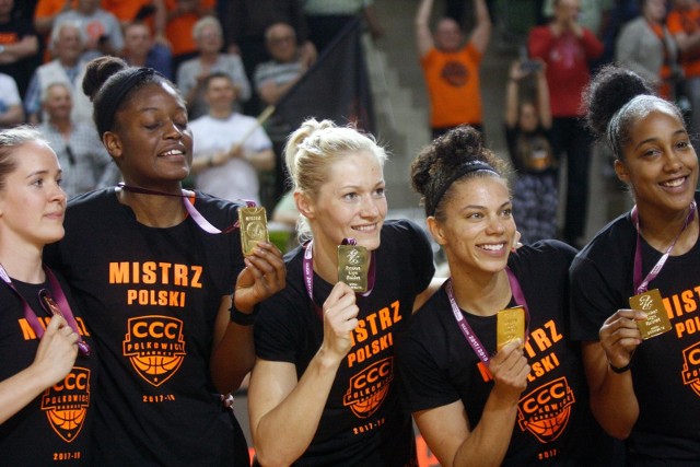 Magdalena Leciejewska (w środku) i Alysha Clark (obok, po prawej) nie ukrywały zadowolenia ze zdobytego złotego medalu