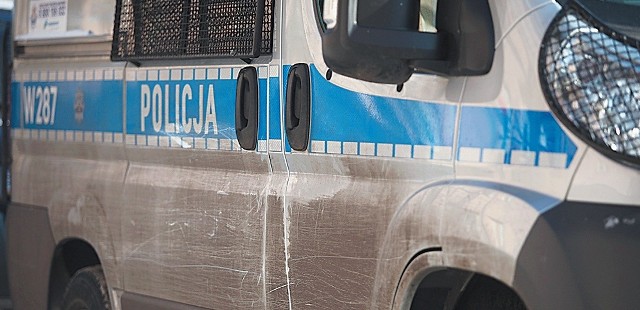 Świnoujścianie wytykają policjantom, że jeżdżą brudnymi radiowozami. &#8211; Nie przyszliśmy do policji, żeby myć samochody &#8211; odpowiadają funkcjonariusze.