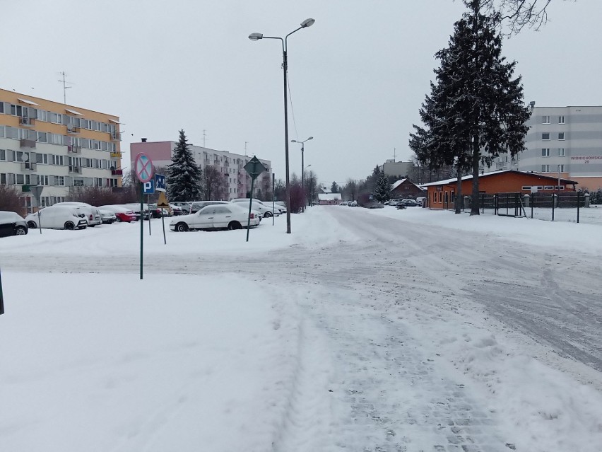 Ostrów Mazowiecka. Zima paraliżuje miasto. Pełno śniegu na ulicach i ciągle pada. Zdjęcia, 9.02.2021