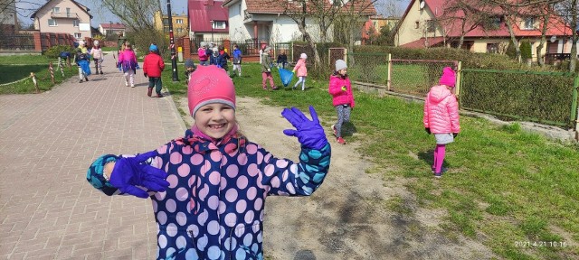 Przedszkolaki z Małogoszcza dołączyły do akcji "SprzątniMy naszą okolicę". "Krasnoludki" i "Stokrotki" poradziły sobie doskonale