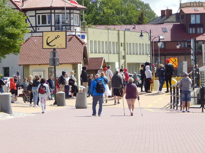 Słoneczna sobota w Ustce. Na plaży wielu spacerowiczów [ZDJĘCIA]