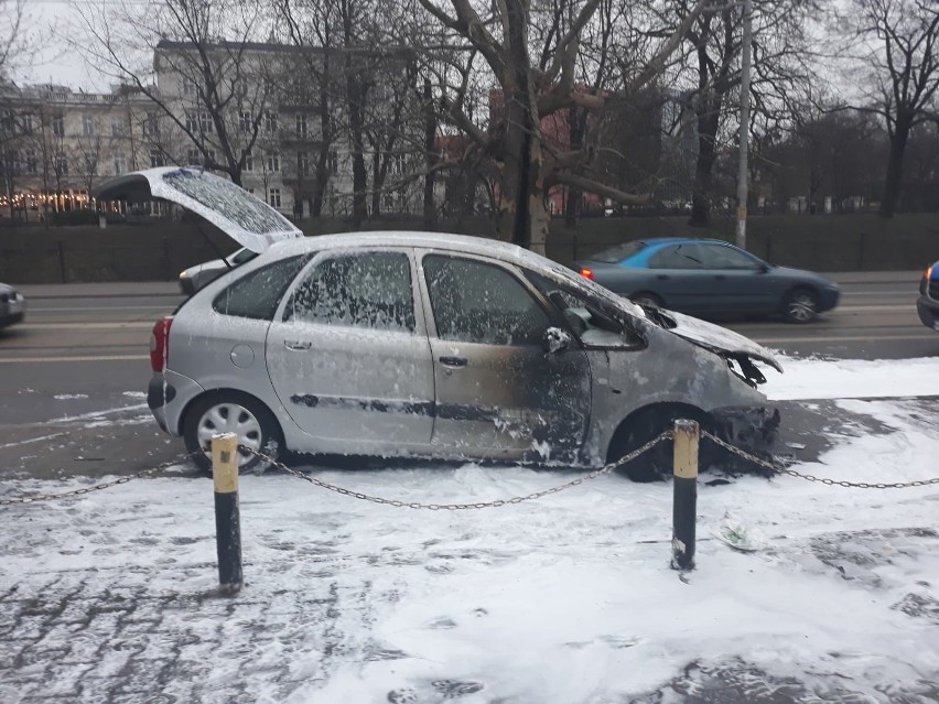 Młoda kobieta uciekła z płonącego auta na pl. Orląt Lwowskich 