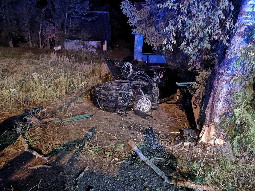 Miłki. Nocny wypadek. BMW wypadło z drogi i uderzyło w drzewo (zdjęcia)