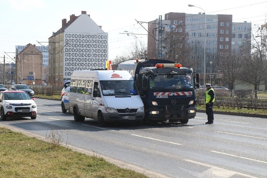 Wrocław: wjechał śmieciarką w busa pełnego ludzi na Legnickiej