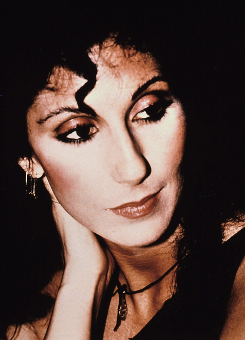 Piosenkarka Cher zadławiła się, zażywając witaminy za...