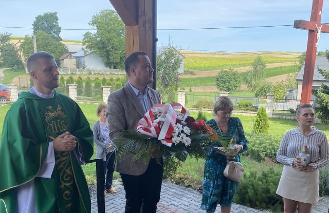 Wspólnie z mieszkańcami Rosiejowa, przedstawiciele samorządu miasta i gminy upamiętnili w niedzielę, 30 lipca czterech mieszkańców tej miejscowości, którzy zostali zamordowani w trakcie pacyfikacji Skalbmierza.