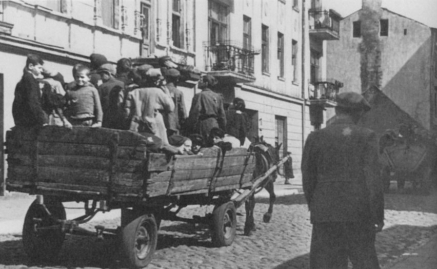 Zbliża się 74 rocznica likwidacji Litzmannstadt Ghetto. Jak wyglądało życie codziennie jego więźniów? [ZDJĘCIA]