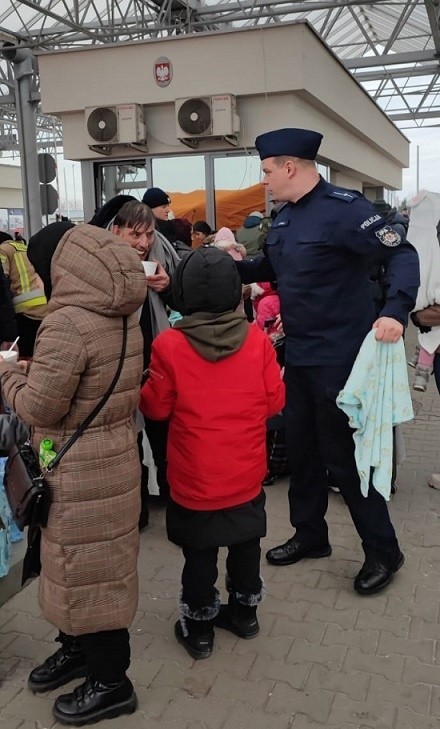 Bialscy policjanci pomagają uchodźcom wojennym. W jeden dzień zebrali pełnego busa darów 