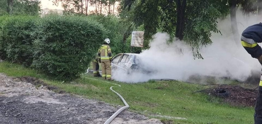 Pożar samochodu osobowego przy ulicy Obieżowej w Libiążu. Volskswagen doszczętnie spłonął [ZDJĘCIE]