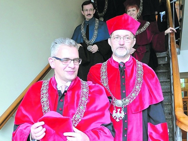 Władze UZ szukają oszczędności już prawie od roku. Na pierwszym planie prorektorzy Wojciech Strzyżewski (z lewej) i Andrzej Pieczyński