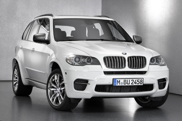 BMW X5 M50dPod maską tego modelu pracuje 3-litrowy rzędowy diesel z technologią M Performance TwinPower Turbo oraz układem potrójnego doładowania. Paliwo jest dostarczane przez system common rail z wtryskiwaczami piezoelektrycznymi pracującymi pod maksymalnym ciśnieniem 2200 barów. Jednostka rozwija moc 381 KM i maksymalny moment obrotowy 740 Nm w przedziale od 2000 do 3000 obr./min.fot. BMW