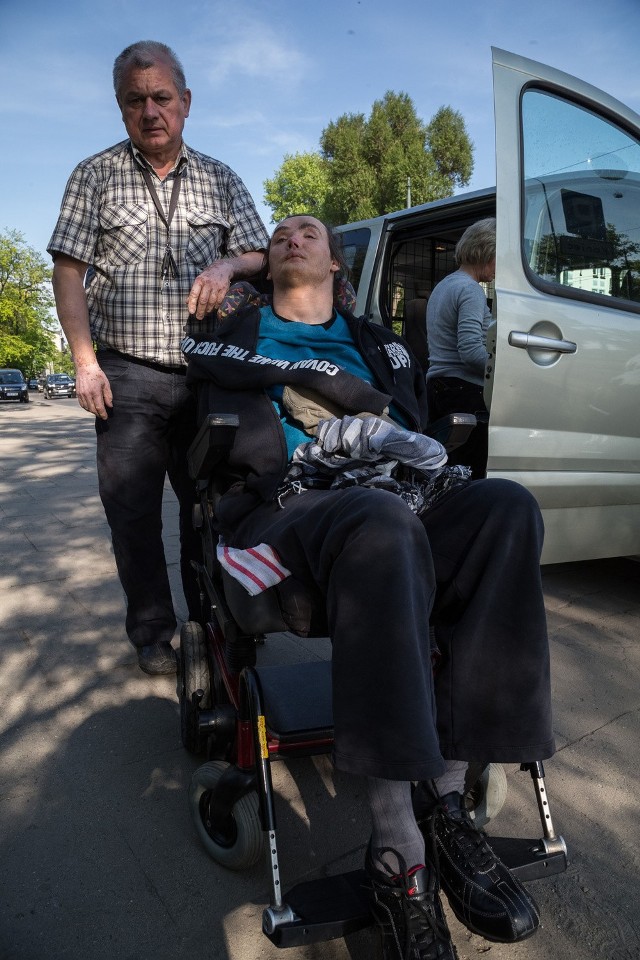 Leszek Kowanek dba o codzienną rehabilitację syna . Dzięki niej może on siedzieć na wózku