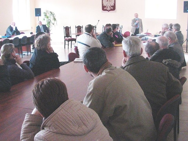 Na spotkanie z przedstawicielami  firmy TP Emitel Sp. z o.o. Region Wschodni w Lublinie przyszli mieszkańcy Jaworów Podmaścia i Cisku.