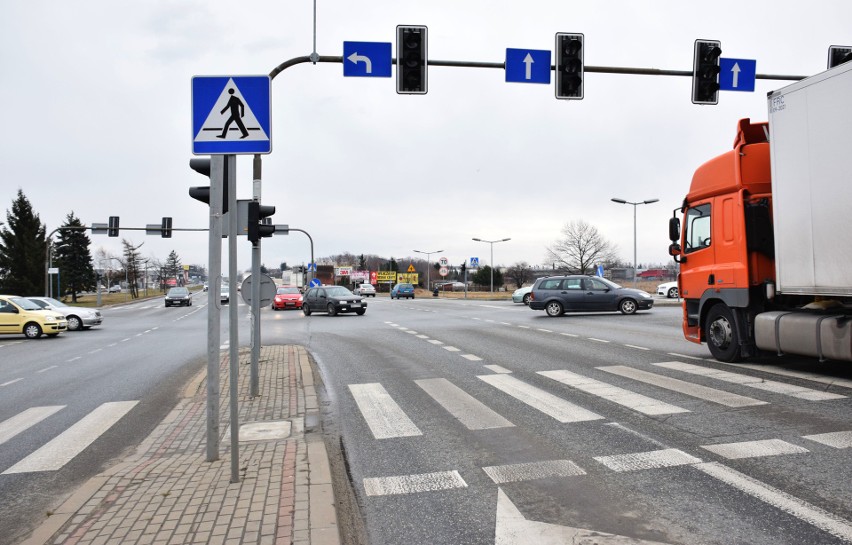 Paraliż na ważnym skrzyżowaniu na krajowej 28 w Krośnie. Wiatr złamał wysięgnik sygnalizacji [ZDJĘCIA]
