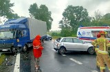 Wypadek na DK8 koło Wrocławia. Ciężarówka staranowała samochody osobowe