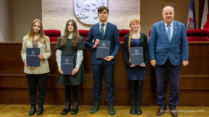 Wyróżnieni uczniowie otrzymali nagrody pieniężne w ramach...