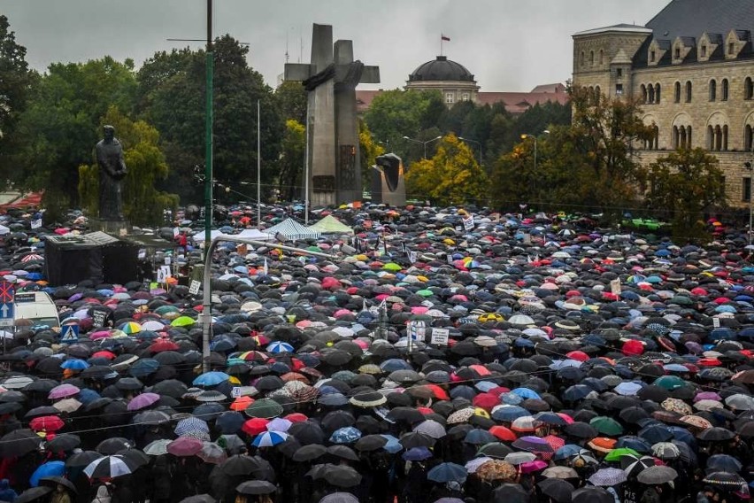 Czarny protest w Poznaniu. Kobiecy strajk na placu...