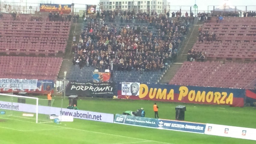 Napis o Januszu Walusiu na stadionie Pogoni.