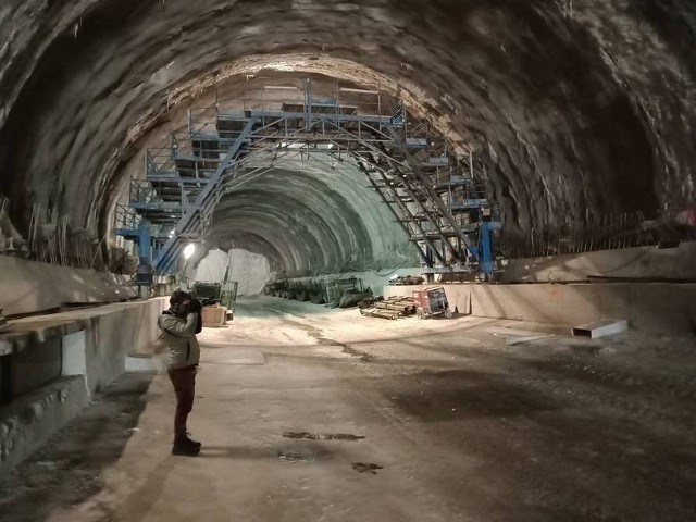 Budowany od 4 lat tunel ekspresowej zakopianki (pod masywem Lubania Małego)czeka jeszcze na prace wykończeniowe, ale na dobrą sprawę już dziś można nim... spokojnie przejechać! Sprawdziliśmy to osobiście, bo dziennikarz "Gazety Krakowskiej" na zaproszenie GDDKiA pokonał dziś cały odcinek drogi położonej pod ziemią. Trzeba przyznać, że inwestycja naprawdę robi wrażenie!Fot. Tomasz Mateusiak