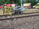 Wypadek na torach kolejowych pod Krakowem. Pociąg zderzył się z samochodem osobowym, którym podróżowała kobieta z dwójką dzieci