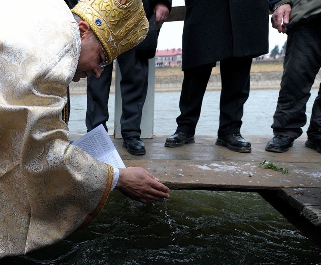 Ks. mitrat Eugeniusz Popowicz podczas obrzędu poświęcenia wody w Sanie w Przemyślu.