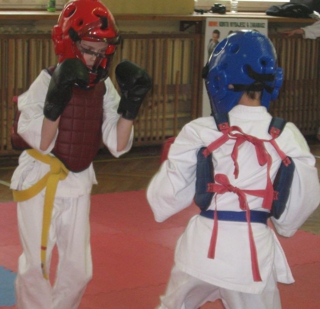 Najmłodsi karatecy startujący w konkurencji kumite, walczyli w specjalnych kaskach ochronnych.