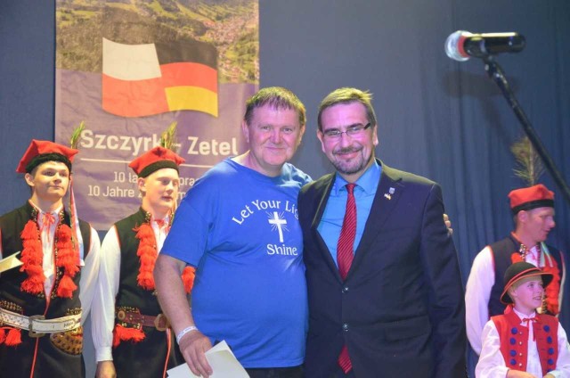 Ks. Jan Byrt, burmistrz Szczyrku Antoni Byrdy i były burmistrz Szczyrku Wojciech Bydliński zostali odznaczeni Złotym Medalem Fryzyjskim