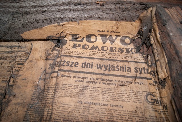 Podczas remontu pewnej kamienicy na Bydgoskim Przedmieściu okazało się, że ściany jednej z piwnic oklejone są przedwojennymi gazetami. Sam ten fakt pewnie by nie robił wielkiego wrażenia, jednak te gazety to "Słowo Pomorskie" z... sierpnia 1939 roku. Na historycznych tapetach można więc przeczytać o śmierci Wojciecha Korfantego (17 sierpnia 1939 roku), jego pogrzebie (20 sierpnia), czy sojuszu Hitlera ze Stalinem, podpisanym przez ministrów Ribbentropa i Mołotowa (23 sierpnia).Co się stanie z wystrojem piwnicy, nie wiadomo.Zobacz także:Szkoły jazdy w Toruniu. Która najlepsza?Ofiary kartą płatniczą w toruńskich kościołach?Nowe miejsca pracy w ToruniuNowosciTorun