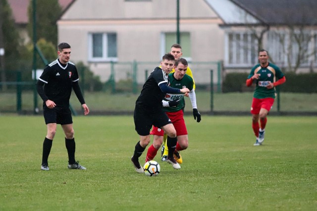 Piłkarze KS Michałowo (ciemne stroje) zagrają w półfinale z Olimpią Zambrów