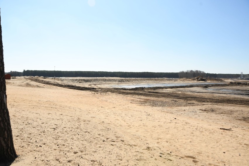 To już ostatnie miesiące wielkiego remontu zalewu w Sielpi. Kiedy napuszczą wodę? Co się dzieje na placu budowy w Świętokrzyskiej Ibizie?