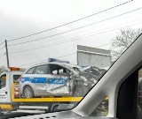 Groźny wypadek z udziałem radiowozu w Raciborzu. Policyjne auto wbiło się w śmieciarkę. Mundurowi jechali na pilną interwencję