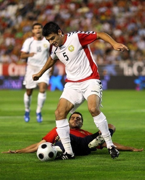 Robert Arzumanjan w meczu z reprezentacją Hiszpanii