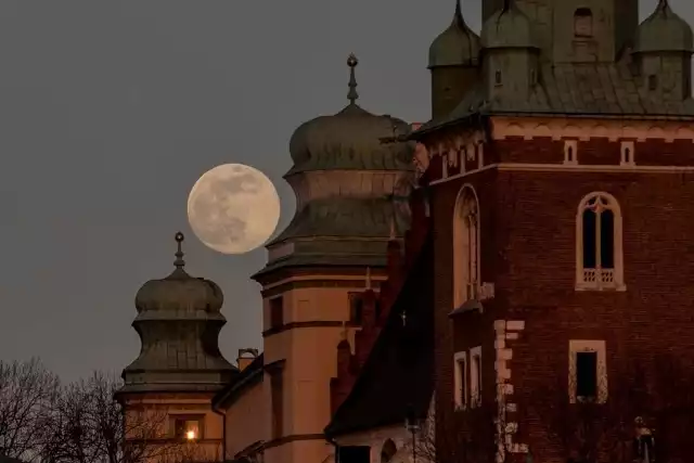 Lipcową pełnię można obserwować bez użycia specjalistycznego sprzętu.