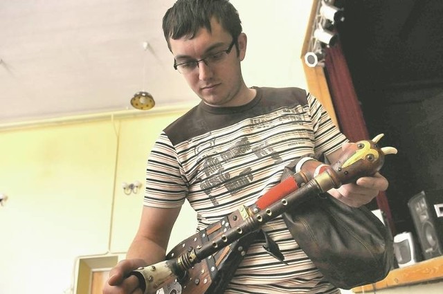 Marcin Szczechowiak w Kargowej demonstrował, jak gra kozioł, jak wyglądają sierszeńki, a także rozkładał te instrumenty na części