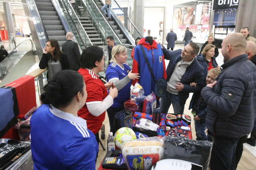 Piłkarze Piasta Gliwice spotkali się z kibicami w CH Forum