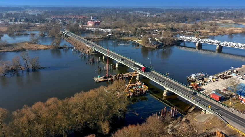 Trwa budowa mostu tymczasowego na rzece Warcie w Kostrzynie.