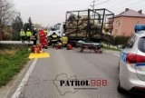 Wypadek na DW 964 pod Niepołomicami. Motocykl zderzył się z autem dostawczym, ratownicy wyciągali kierowcę jednośladu spod samochodu