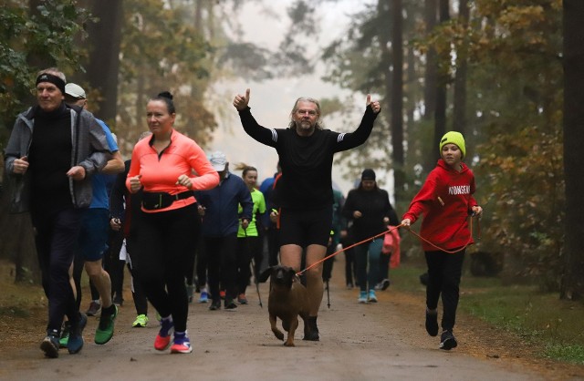 Co tydzień w sobotę o godzinie 9 toruńscy biegacze spotykają się w sobotę w lasku na Skarpie, by pokonać dystans 5 kilometrów. Nie inaczej było dzisiaj. Humory dopisywały, bo pogoda była sprzyjająca. Zobaczcie naszą fotorelację!