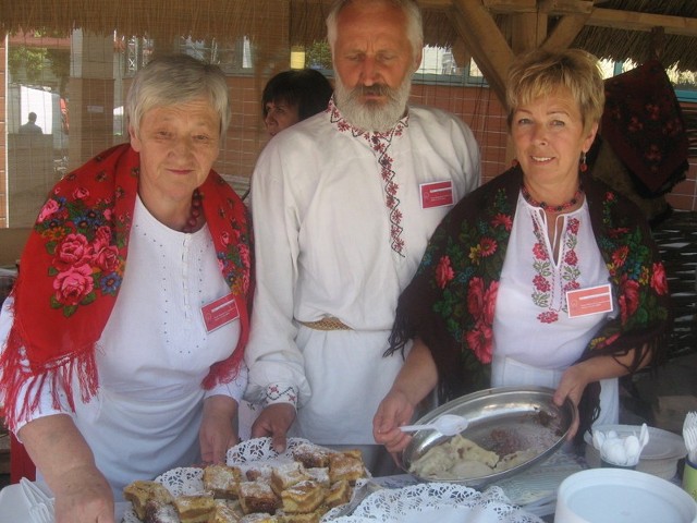 Janina Radkiewicz (od lewej), Eugeniusz Niparko i Stanisława Pałyska przywieźli regionalne potrawy i muzykę zespołu Kryniczenka