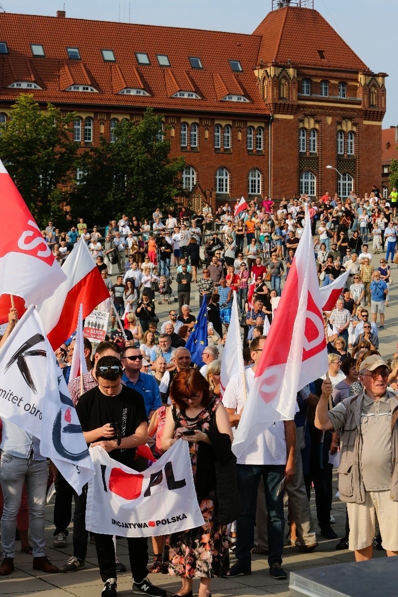 Protest na Placu Solidarności przeciwko reformie sądów. Przyszedł tłum [zdjęcia, wideo] 