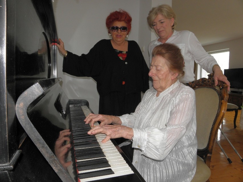 100-latka uwielbia grać na pianinie. Najczęściej melodię "Besame Mucho" 