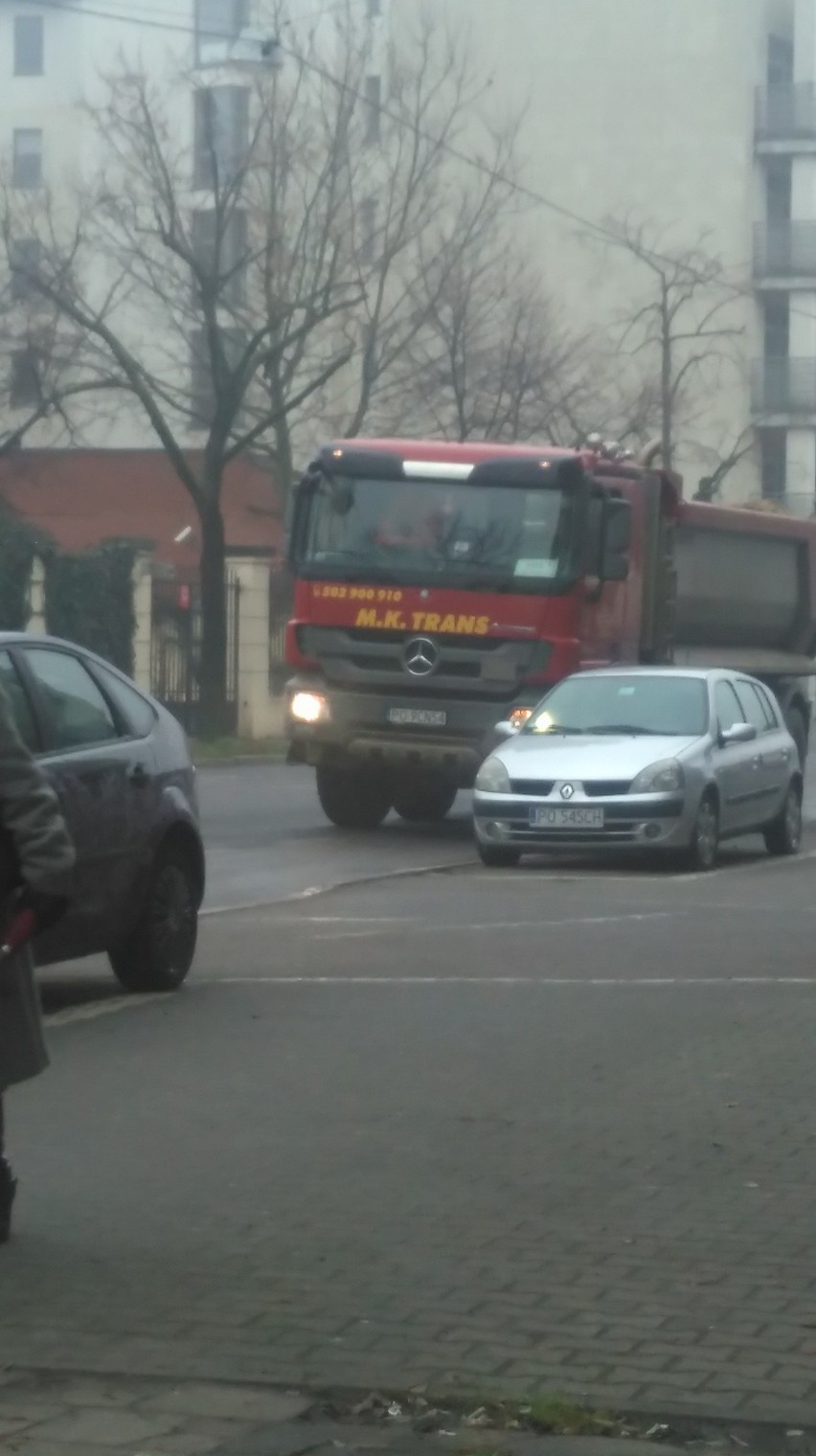 Poznań - miasto nie reagowało na ciężarówki na ul. Mostowej, więc mieszkaniec podał je do sądu 