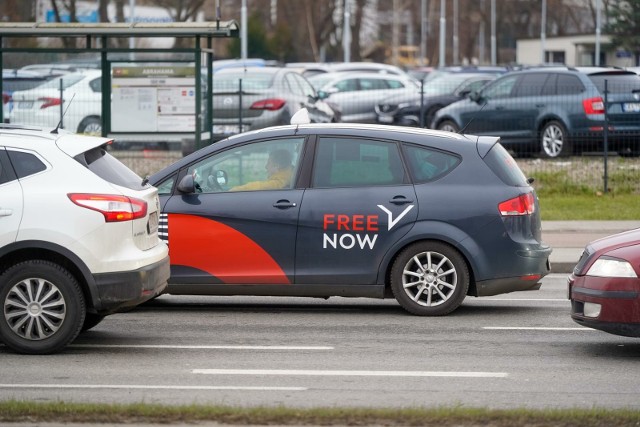 Badanie FREENOW pokazuje, że taksówkarzami w Polsce są często osoby posiadające spore doświadczenie za kierownicą.